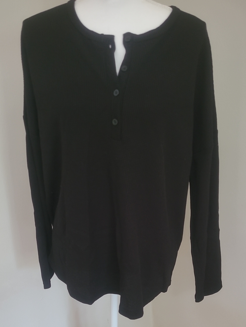 Coeur Vague Black Textured Henly. XXL. NWT!